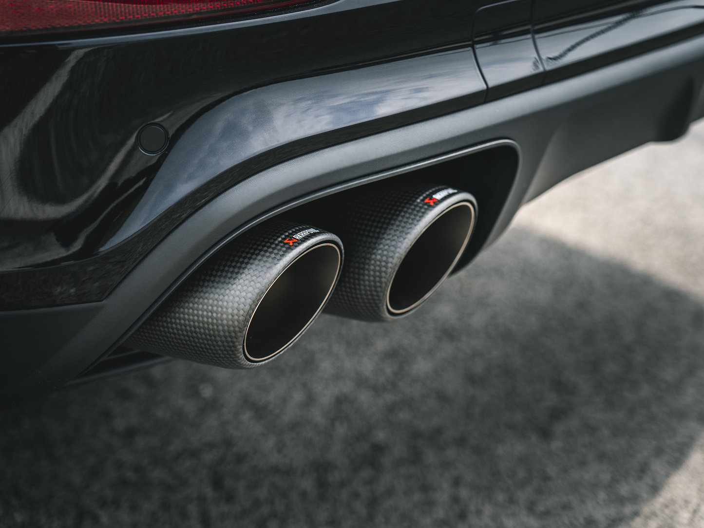 Akrapovic Tail Pipe - Carbon Porsche Cayenne - Car Part Plug