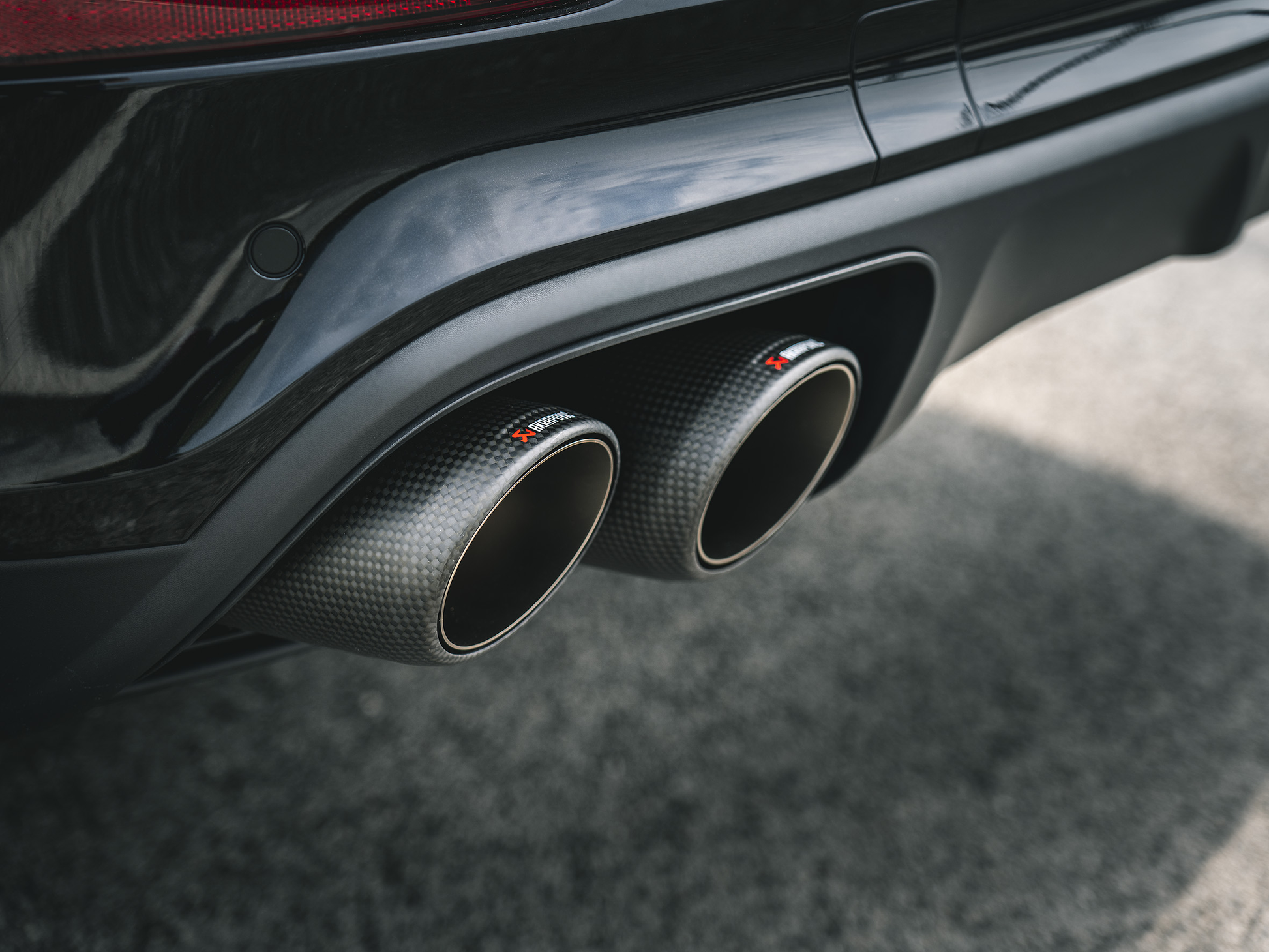 Akrapovic Tail Pipe - Carbon Porsche Cayenne - Car Part Plug